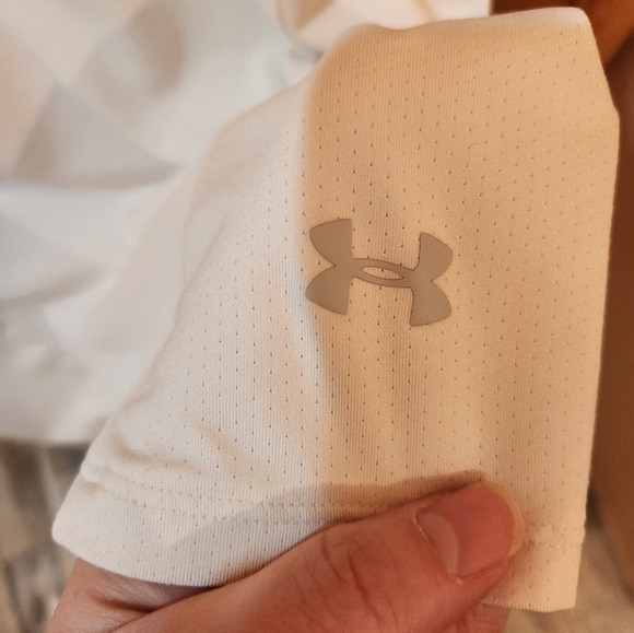 UA short sleeve shirt - Picture 3 of 7
